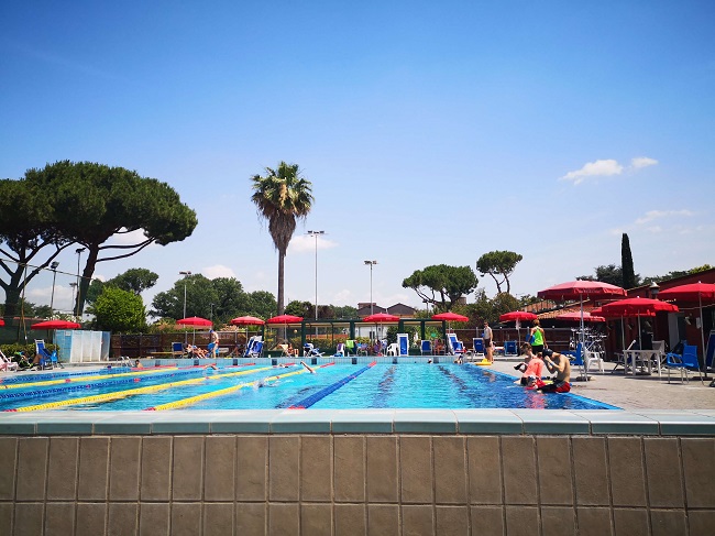 Best outdoor pool in Rome tennis club lanciani with red umbrellas