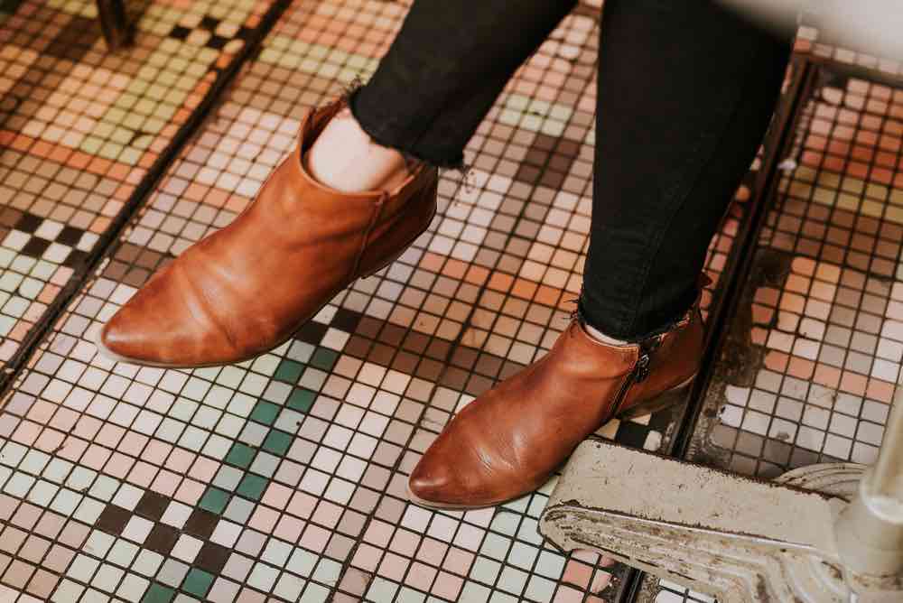 brown ankle boots (woman) with coloured floor background