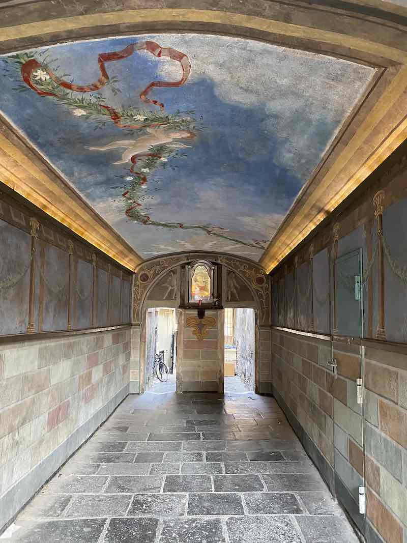 Passetto del Biscione - ancient arch with ceiling painting in blue