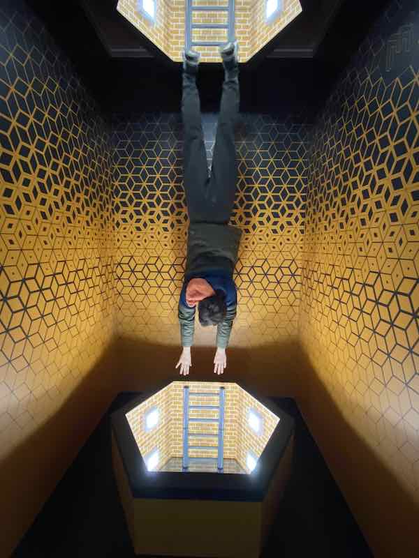 Bottomless pit illusion in Rome Illusions Museum